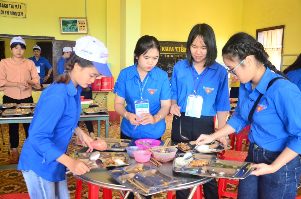 Những mâm cơm được chuyển bị rất công phu cho các bạn thanh niên tình nguyện nấu