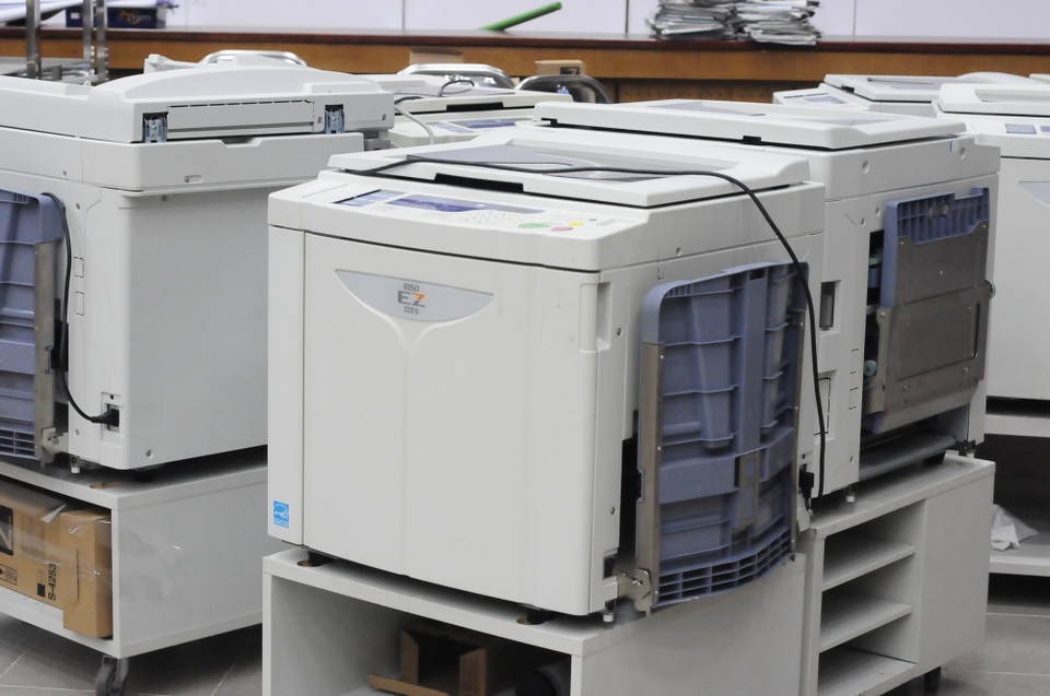 Đột nhập “công xưởng” in sao đề thi 14 ngày "không thấy mặt trời" - 4 Nơi in sao đề được bố trí 8 máy in “siêu tốc” để in sao đề.