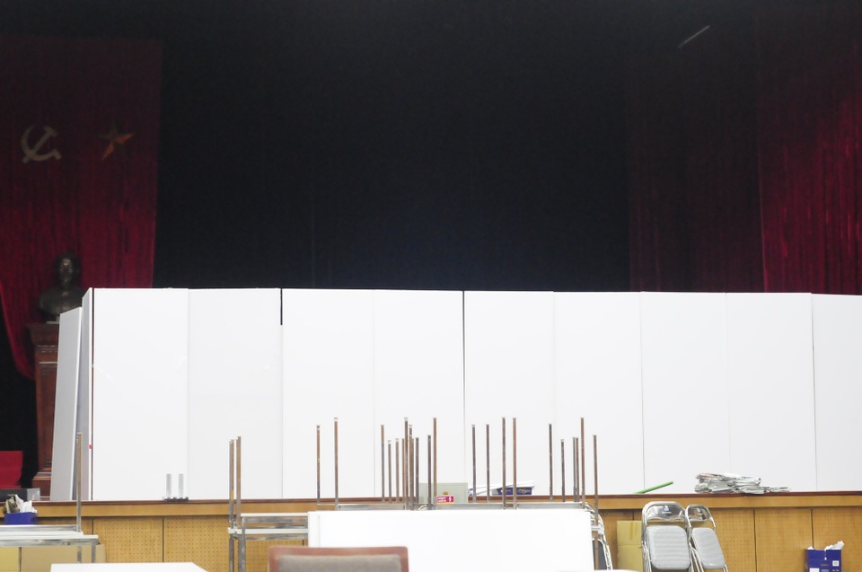 Đột nhập “công xưởng” in sao đề thi 14 ngày "không thấy mặt trời" - 8 Khu vực ngủ của cán bộ nữ được quây kín bằng các miếng ghép.