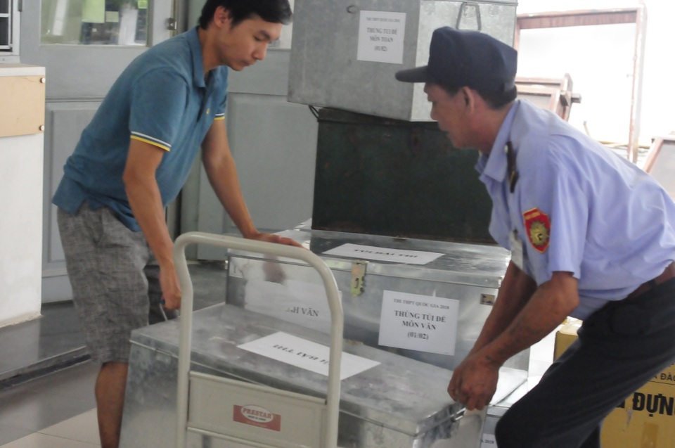 Đột nhập “công xưởng” in sao đề thi 14 ngày "không thấy mặt trời" - 3 Đột nhập “công xưởng” in sao đề thi 14 ngày "không thấy mặt trời" - 3