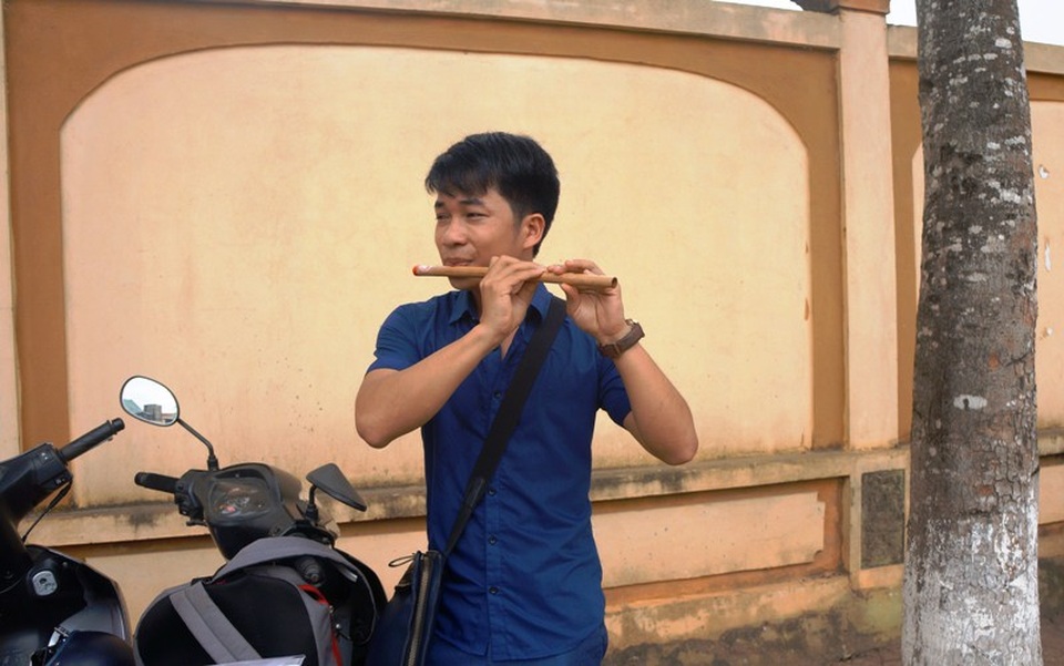 Nghệ An: Thí sinh “dị nhất”, 11 lần đi thi, từng học 5 trường đại học - 2 Niềm đam mê sáo trúc luôn hiện diện mọi nơi, mọi lúc với chàng trai trẻ này.