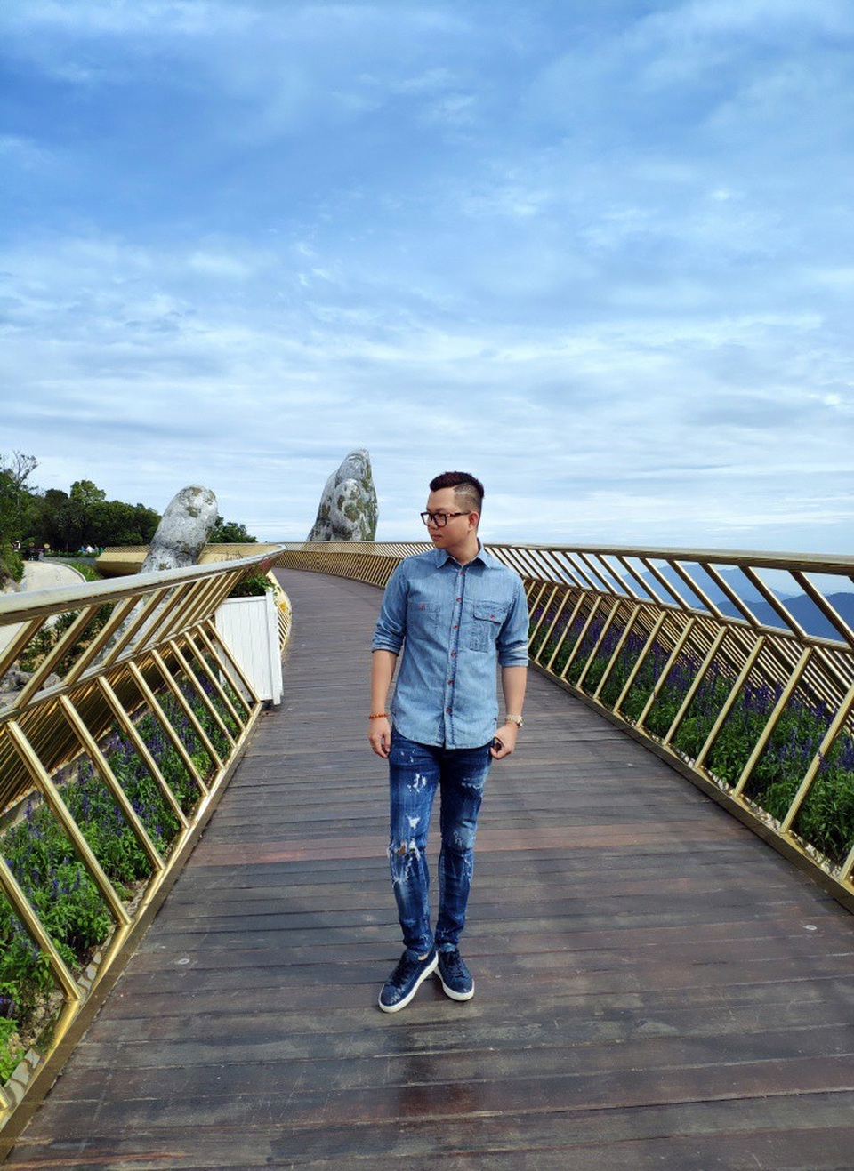 Siêu mẫu Thanh Hằng catwalk giữa... lưng chừng trời cùng đạo diễn Long Kan - 5 Đạo diễn Long Kan mong muốn truyền cảm hứng đến các tín đồ thời trang về sự sáng tạo độc đáo, bứt phá mọi giới hạn sáng tạo và xu hướng mới.