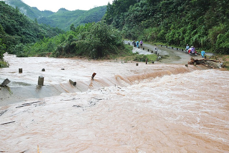Lũ cuốn trôi một cán bộ trại giam tại Quảng Ninh - 1 Một ngầm tràn ở Hoành Bồ (ảnh báo Quảng Ninh)