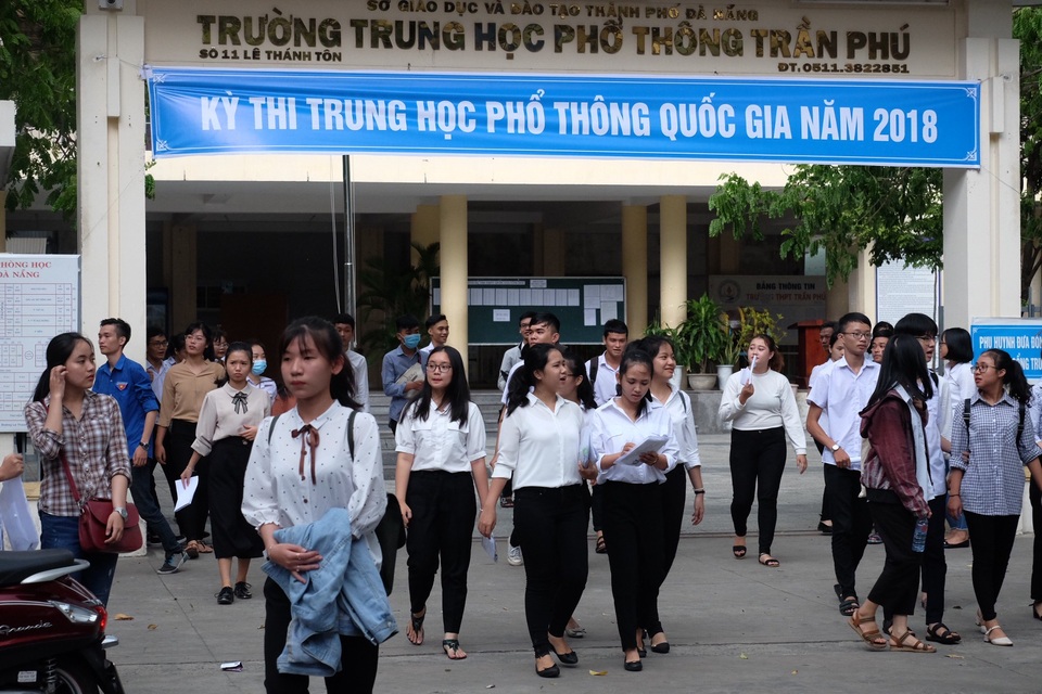 Đề Sử, Địa hơi dài, đề Giáo dục Công dân dễ kiếm điểm - 27
Các thí sinh tại Đà Nẵng vừa hoàn tất buổi thi cuối kỳ thi THPT quốc gia 2018. (Ảnh: Khánh Hiền)
