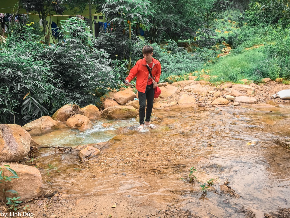 Đức cho biết, do là lần đầu tiên khám phá địa danh này, nên khi tìm vào mỏm đá Chồng, cậu cũng bị lạc khoảng vài trăm mét mới tìm được đường đi đúng.