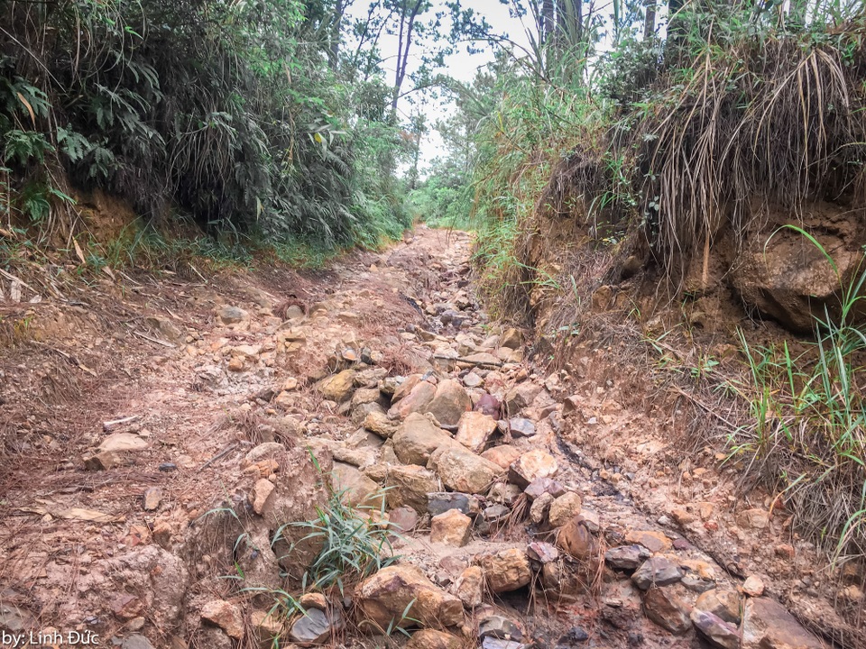 Do đường khó đi nên theo Đức, những ai yếu tay không nên di chuyển bằng xe máy vào đây. Ngoài ra không nên mặc quần ngắn, quần vải vì đường rừng có rất nhiều gai. Để đảm bảo an toàn, mọi người nên đeo găng tay và mang theo các dụng cụ bảo hộ.