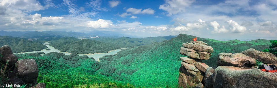 Đứng từ trên núi, du khách có thể phóng tầm mắt thưởng ngoạn cảnh đẹp của ngút ngàn rừng thông, hồ nước mênh mông “sơn thủy, hữu tình”.