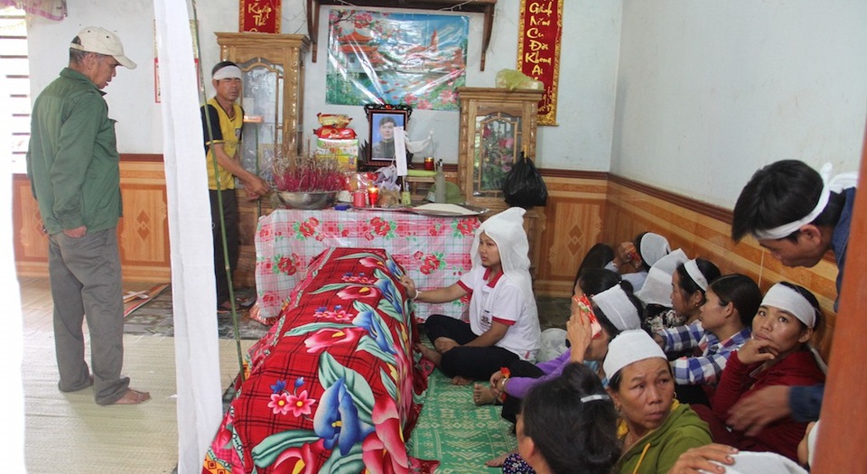 4 đám tang phủ đau thương lên xóm nghèo - 4 Gia đình anh Quân đau đớn khi anh ra đi đột ngột.