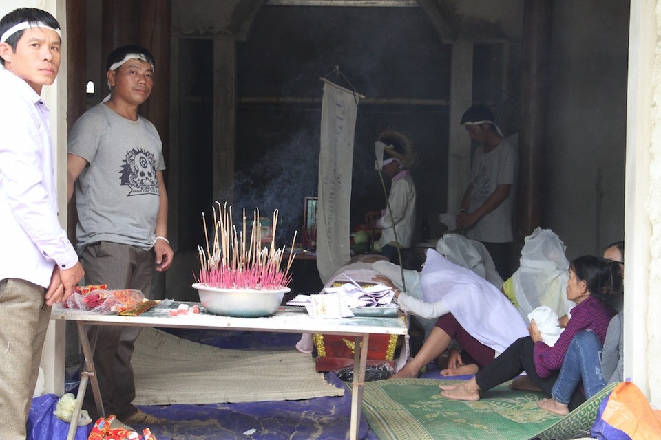4 đám tang phủ đau thương lên xóm nghèo - 2 Người thân anh Quân khóc ngất bên quan tài người quá cố.