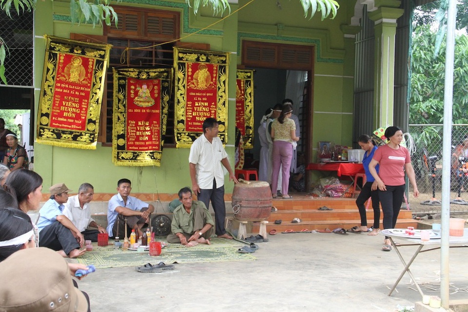 4 đám tang phủ đau thương lên xóm nghèo - 3 Người dân đến chia buồn với các gia đình nạn nhân.