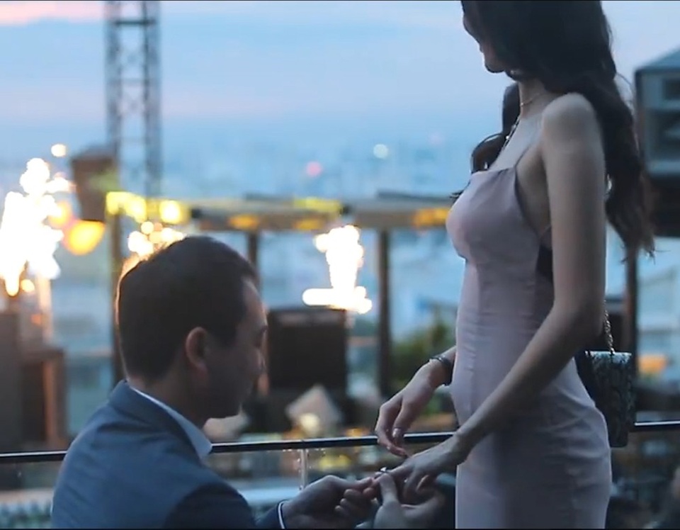 Siêu mẫu Lan Khuê bật khóc khi bất ngờ được bạn trai đại gia cầu hôn - 2 Lan Khuê đã nhận được chiếc nhẫn cầu hôn của bạn trai trong khung cảnh vô cùng lãng mạn