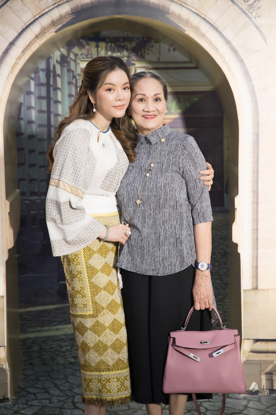 Noo Phước Thịnh mang gương mặt khác lạ khi đến chia vui với Lý Nhã Kỳ - 3 Mẹ Lý Nhã Kỳ đến chúc mừng con gái.