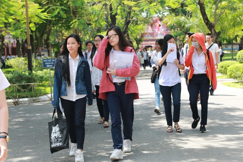 Đề Sử, Địa hơi dài, đề Giáo dục Công dân dễ kiếm điểm - 22 Nhìn nhận chung các thí sinh cho rằng đề tổ hợp sáng nay dễ làm (ảnh: Quý Châu)