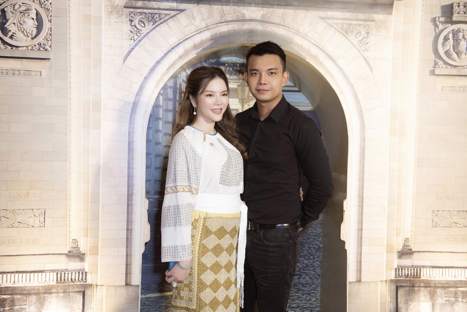 Noo Phước Thịnh mang gương mặt khác lạ khi đến chia vui với Lý Nhã Kỳ - 7 NTK Đỗ Long đến chúc mừng Lý Nhã Kỳ.