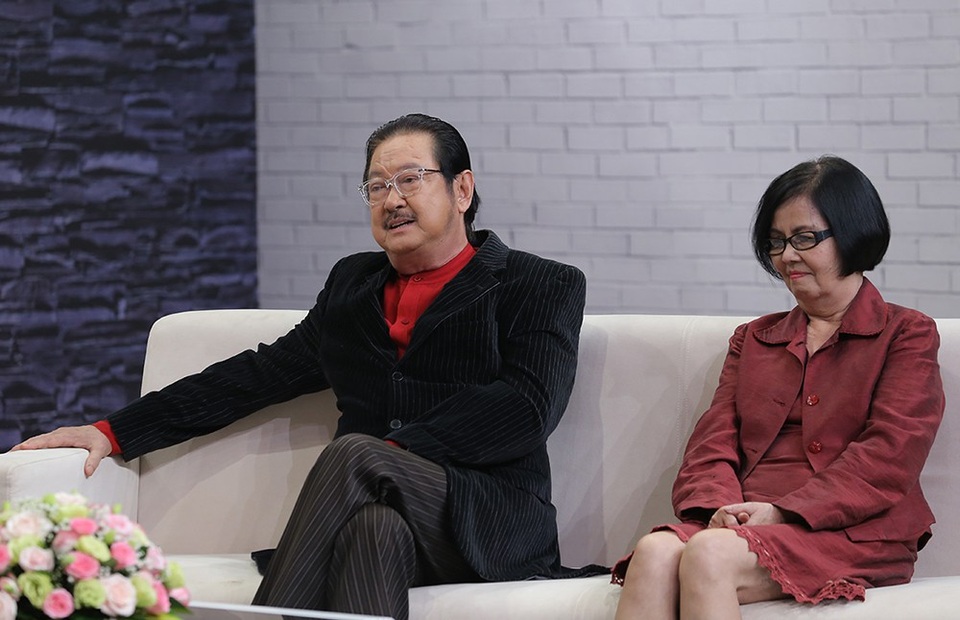 Diễn viên Chánh Tín nhớ về thuở cùng vợ bán rau để trang trải cuộc sống - 4
Đến bản thân nghệ sĩ Chánh Tín còn thú nhận, có nhiều người yêu mến nên có lúc ông có sa ngã, nhưng gia đình vẫn luôn quan trọng nhất. Ông chia sẻ: “Với tôi gia đình quan trọng nhất, nhớ lại những lúc mình nghèo nhất vợ từng đi ủi đồ, đi dịch sách… để nuôi mình trong lúc mình không làm ra tiền”.