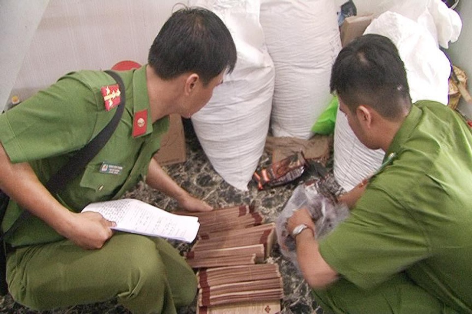 Phát hiện cơ sở sản xuất cà phê giả thương hiệu với số lượng lớn - 2 Công an thị xã Hương Thủy kiểm tra tại cơ sở sản xuất cà phê giả thương hiệu