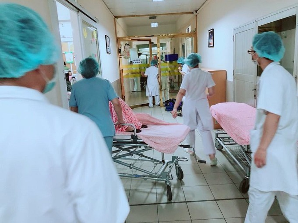 Phía sau chuyện nữ sinh 17 tuổi vào viện sinh con một mình - 1 Cảnh hối hả trong khu vực khoa đẻ A2 - Bệnh viện Phụ sản Hà Nội.