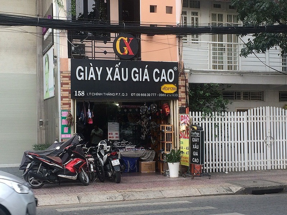 Những biển hiệu siêu - độc - lạ ở Sài Gòn - 1 Quán “Giày xấu giá cao” trên đường Lý Chính Thắng , quận 3, đã kéo được lượng khách ghé thường xuyên.