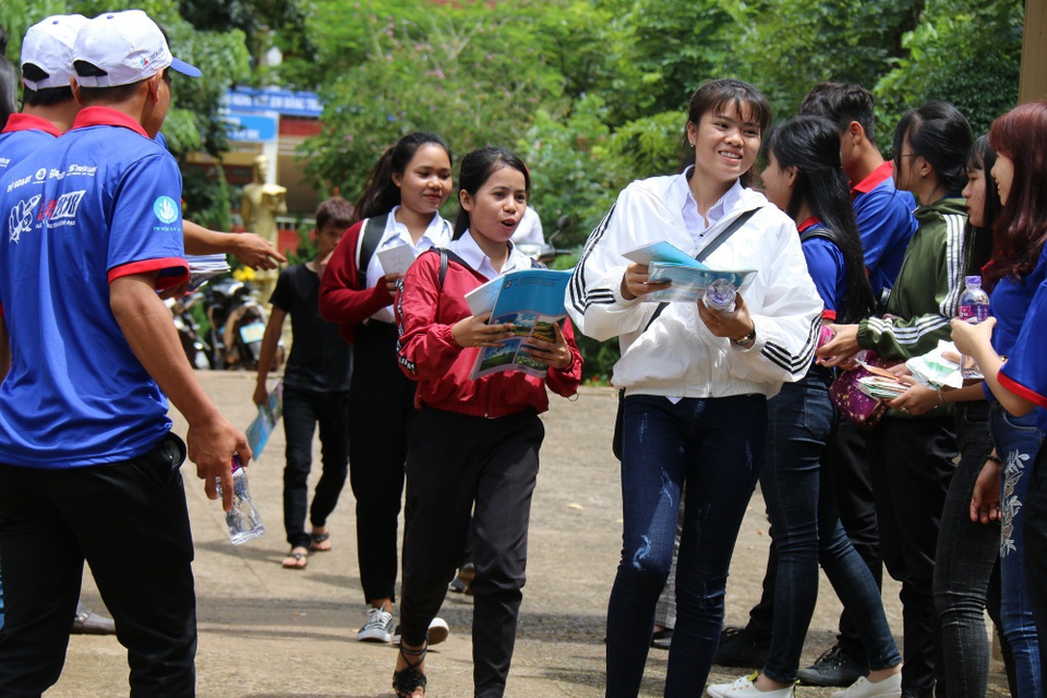 Đề Sử, Địa hơi dài, đề Giáo dục Công dân dễ kiếm điểm - 2
Thí sinh tại Đắk Nông hoàn thành tổ hợp KHXH. (Ảnh: Dương Phong)