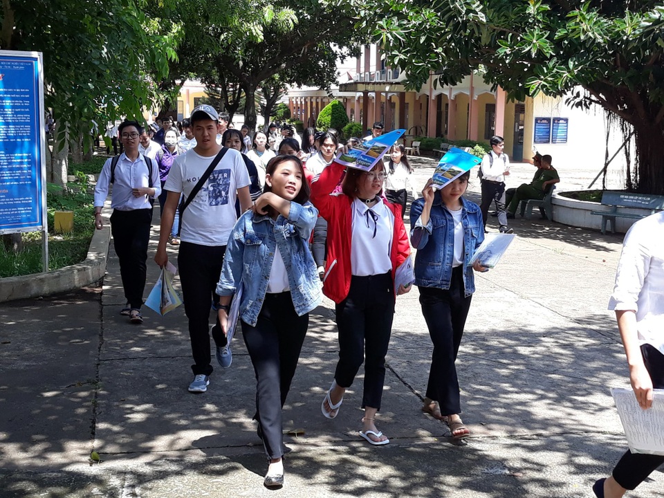 Đề Sử, Địa hơi dài, đề Giáo dục Công dân dễ kiếm điểm - 6
Thí sinh kết thúc ngày thi cuối tại Đắk Lắk (ảnh: Thúy Diễm)