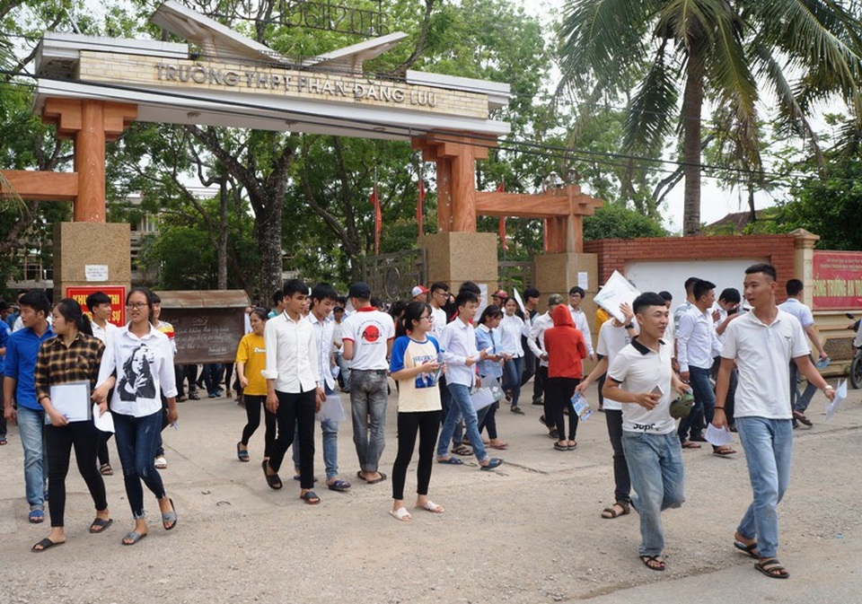 Đề Sử, Địa hơi dài, đề Giáo dục Công dân dễ kiếm điểm - 7 Nhiều thí sinh rời phòng trong tâm trạng rất phấn chấn.