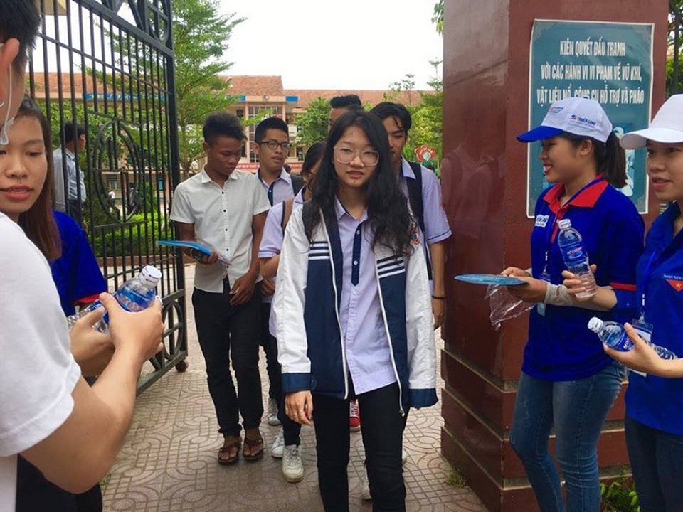 Đề Sử, Địa hơi dài, đề Giáo dục Công dân dễ kiếm điểm - 9
Nhiều thí sinh tỏ ra vô cùng thoải mái sau khi kết thúc bài thi tổ hợp Khoa học xã hội. (Ảnh: Tiến Thành)