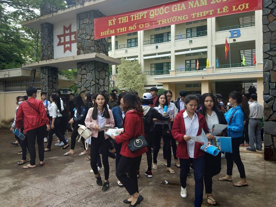Đề Sử, Địa hơi dài, đề Giáo dục Công dân dễ kiếm điểm - 16
Các thí sinh trên địa bàn đều có những cố điểm tích lũy trong các môn thuộc ban KHXH. (Ảnh: Phạm Hoàng)