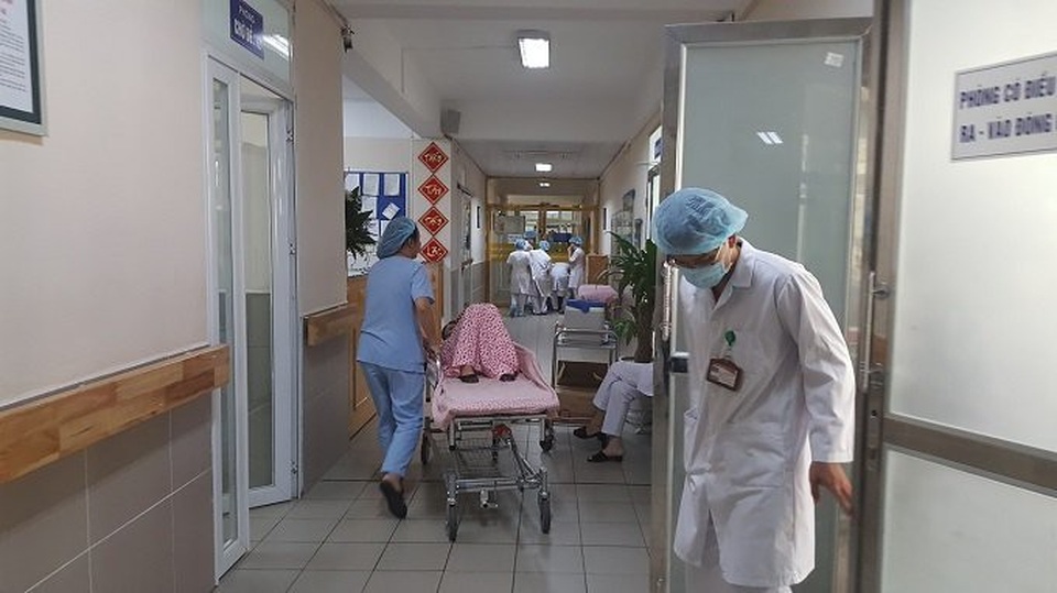 Phía sau chuyện nữ sinh 17 tuổi vào viện sinh con một mình - 2 Sau ca đẻ, sản phụ được di chuyển đến phòng chăm sóc bằng băng ca.