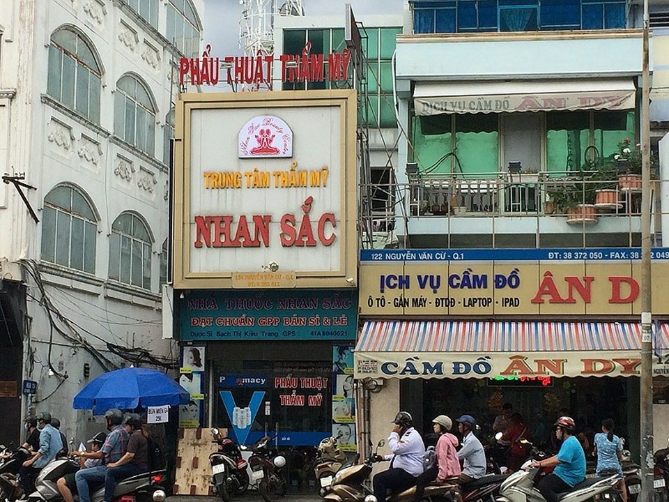 Những biển hiệu siêu - độc - lạ ở Sài Gòn - 2 “Thẩm mỹ nhan sắc”, “Nhà thuốc nhan sắc” trên đường Nguyễn Văn Cừ , quận 1, cũng đã thu hút được nhiều khách hàng nữ.