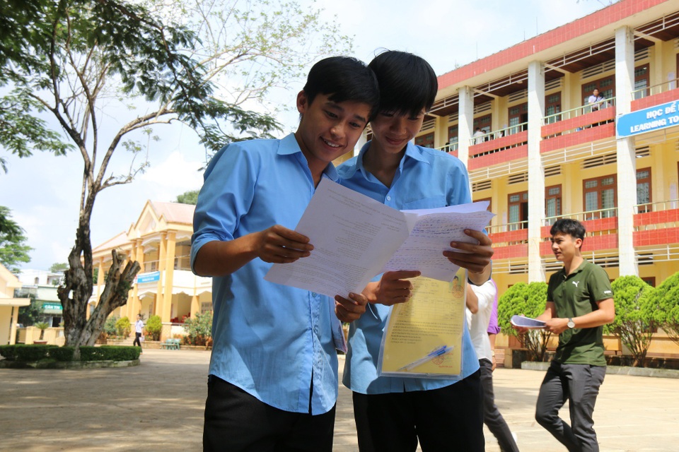 Đề Sử, Địa hơi dài, đề Giáo dục Công dân dễ kiếm điểm - 3
Thí sinh vui vẻ hoàn thành các bài thi của kỳ thi THPT quốc gia (ảnh: Dương Phong)