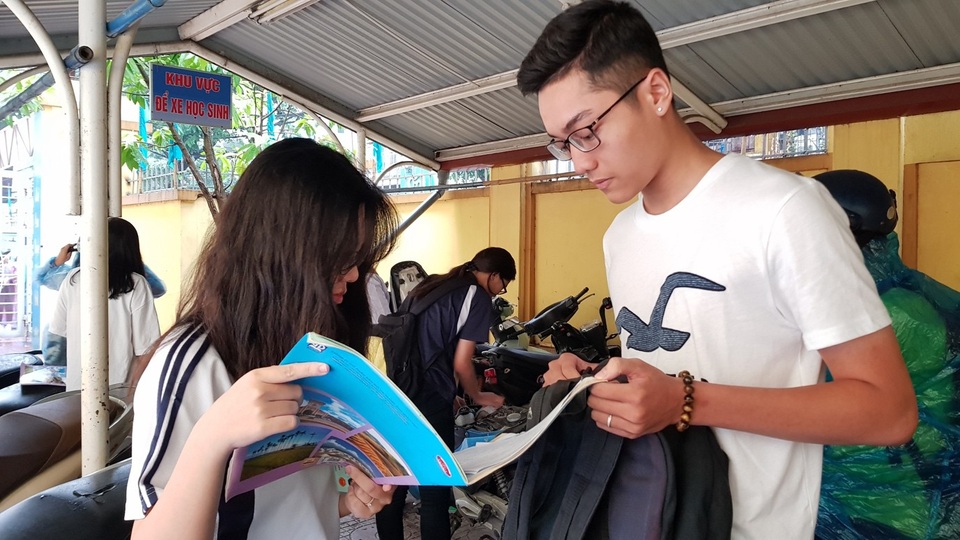 Môn Địa lý - Đề thi và đáp án chính thức THPT quốc gia 2018 - 1 Thí sinh xem lại bài sau buổi thi. (Ảnh: Hà Cường)
