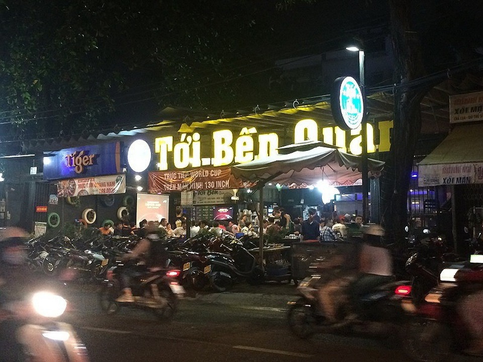 Những biển hiệu siêu - độc - lạ ở Sài Gòn - 3 Tới bến quán” trên đường Ung Văn Khiêm (quận Bình Thạnh) tạo sự thân mật, gần gũi với thực khách.