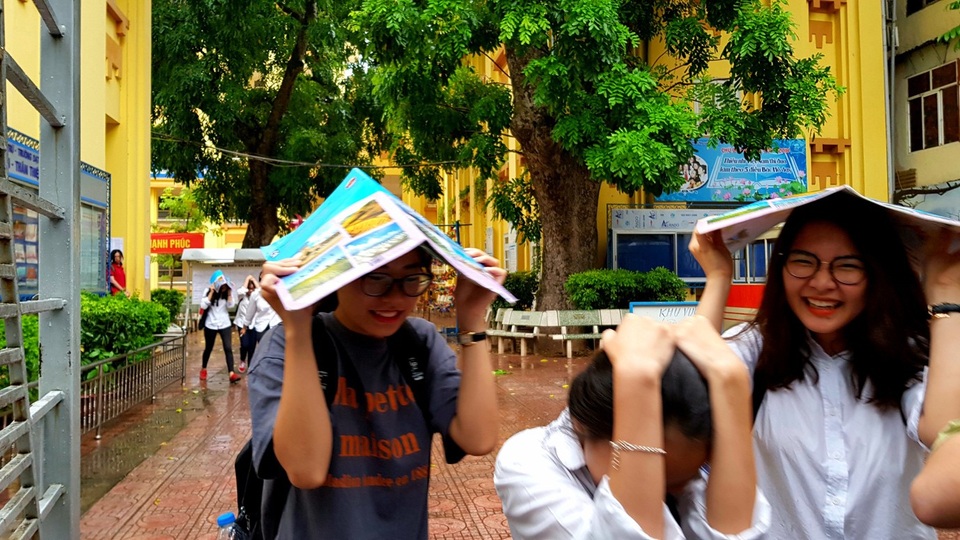Đề Sử, Địa hơi dài, đề Giáo dục Công dân dễ kiếm điểm - 14 Thí sinh vui vẻ sau buổi thi cuối cùng. (Ảnh: Hà Cường)