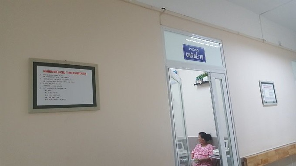 Phía sau chuyện nữ sinh 17 tuổi vào viện sinh con một mình - 4 Các sản phụ được nằm trong phòng chờ theo dõi trước khi lên bàn đẻ.