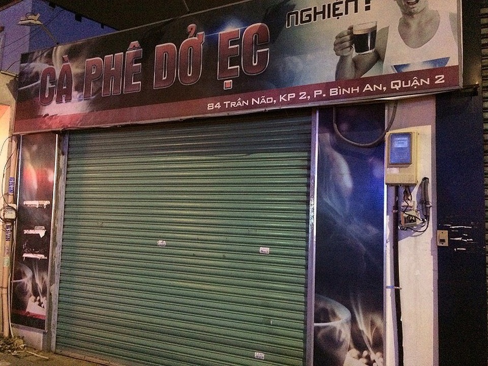 Những biển hiệu siêu - độc - lạ ở Sài Gòn - 4 Một quán cà phê trên đường Trần Não (quận 2) mang tên “Cà phê dở ẹc” lập tức thu hút nhiều người ghé xem đồ uống… dở cỡ nào.