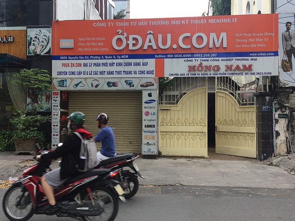 Những biển hiệu siêu - độc - lạ ở Sài Gòn - 5 Đặc biệt, có một doanh nghiệp trên đường Nguyễn Văn Cừ ( quận 5 ) có cái tên “Ở đâu.com” khiến ai nhìn cũng thấy… độc!