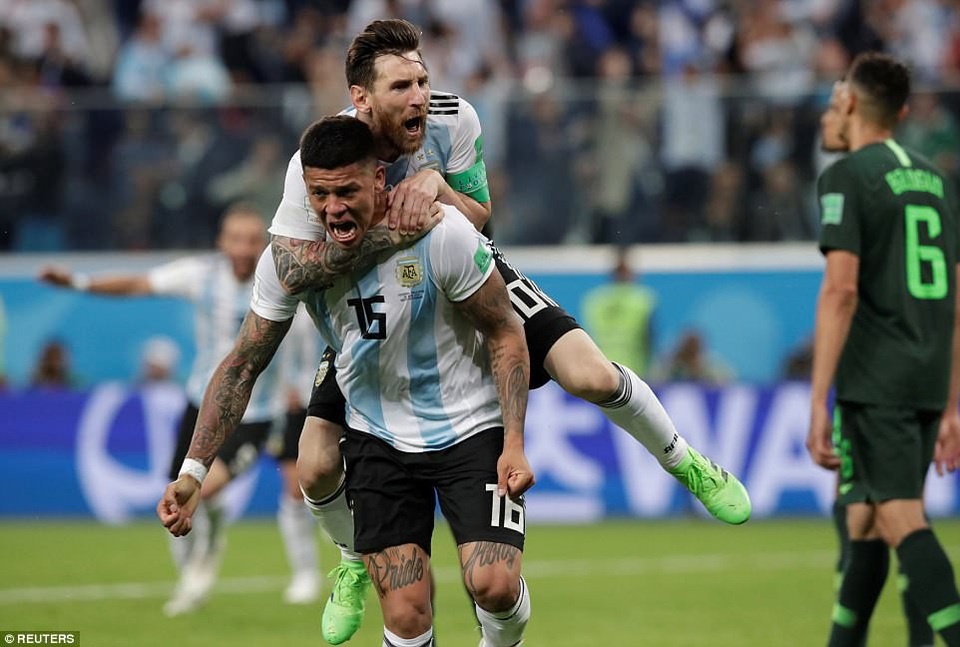 Cựu trọng tài FIFA Lương Thế Tài: “Trọng tài chính xác khi không thổi phạt đền Rojo” - 2 Thoát phạt đền trong tình huống vừa nêu, chính Rojo trở thành người hùng của Argentina, khi ghi bàn ấn định chiến thắng 2-1 ở phút 86