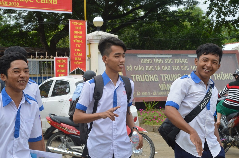 Đề Sử, Địa hơi dài, đề Giáo dục Công dân dễ kiếm điểm - 5 Thí sinh phấn khởi sau khi kết thúc kỳ thi THPT quốc gia. (Ảnh: Xuân Lương)