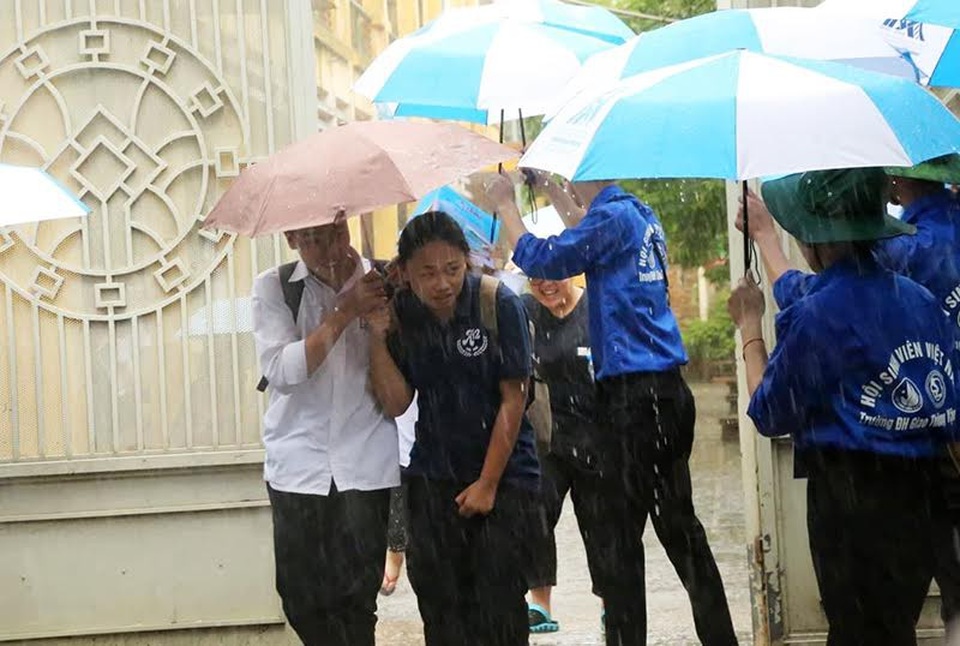Đề Sử, Địa hơi dài, đề Giáo dục Công dân dễ kiếm điểm - 12 Thí sinh Hà Nội ra về trong mưa. (Ảnh: Mai Châm)