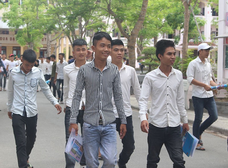 Đề Sử, Địa hơi dài, đề Giáo dục Công dân dễ kiếm điểm - 1 Các thí sinh tại điểm thi Trường THPT Phan Đình Phùng cười nhẹ nhõm sau khi kết thúc buổi thi cuối cùng. (Ảnh: Tiến Hiệp)