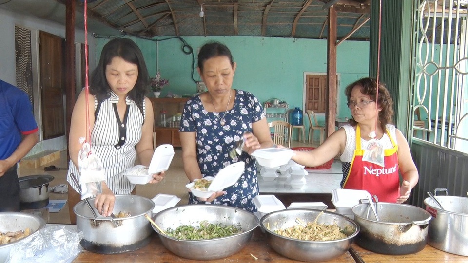 Tình nguyện viên tiếp sức cho thí sinh vùng cao đi thi - 2 Từ sáng sớm, các người dân huyện A Lưới đã nấu cơm, đồ ăn để phục vụ thí sinh huyện nhà