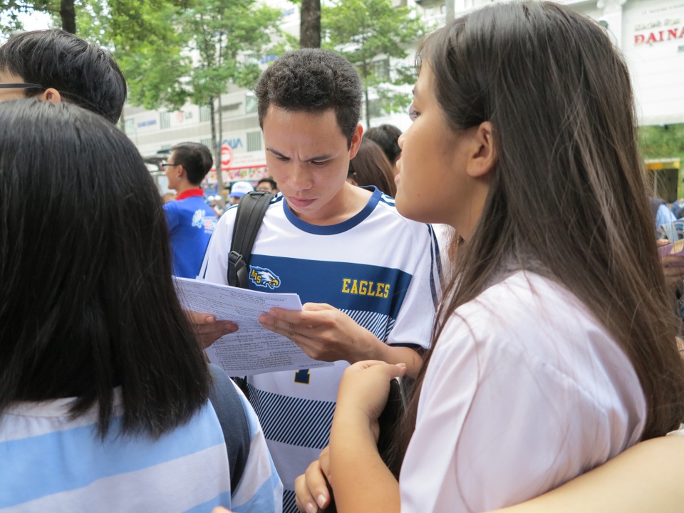 TPHCM: Giáo viên cho rằng đề Sử thiếu đột phá - 1 Thí sinh trăn trở dò lại bài thi
