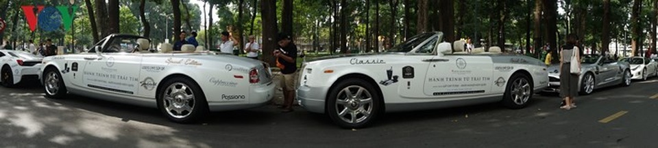 Cận cảnh bộ đôi Rolls-Royce của ông chủ cafe Trung Nguyên - 10
Tại thị trường Việt Nam xe có mức giá 1 triệu USD (khoảng hơn 22 tỷ đồng).