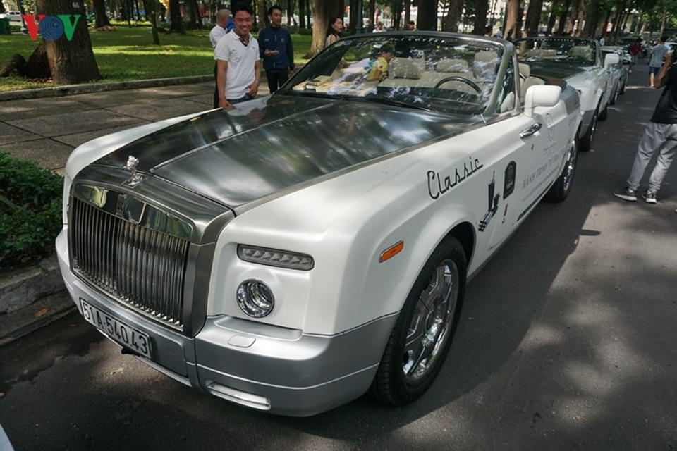 Cận cảnh bộ đôi Rolls-Royce của ông chủ cafe Trung Nguyên - 1
Trong ngày đầu của chương trình Hành trình từ trái tim, đoàn siêu xe của ông chủ cafe Trung Nguyên - Đặng Lê Nguyên Vũ đã bắt đầu hành trình diễu hành tại TP HCM. chương trình sẽ bắt đầu từ 25/6 - 25/7/2018.
