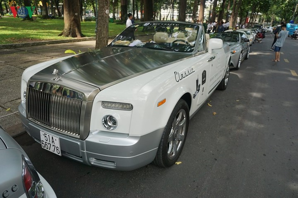 Cận cảnh bộ đôi Rolls-Royce của ông chủ cafe Trung Nguyên - 4
Tại thị trường Việt Nam hiện có khoảng 8 chiếc Rolls-Royce Phantom Coupe, đa số đều mang gam màu trắng muốt.