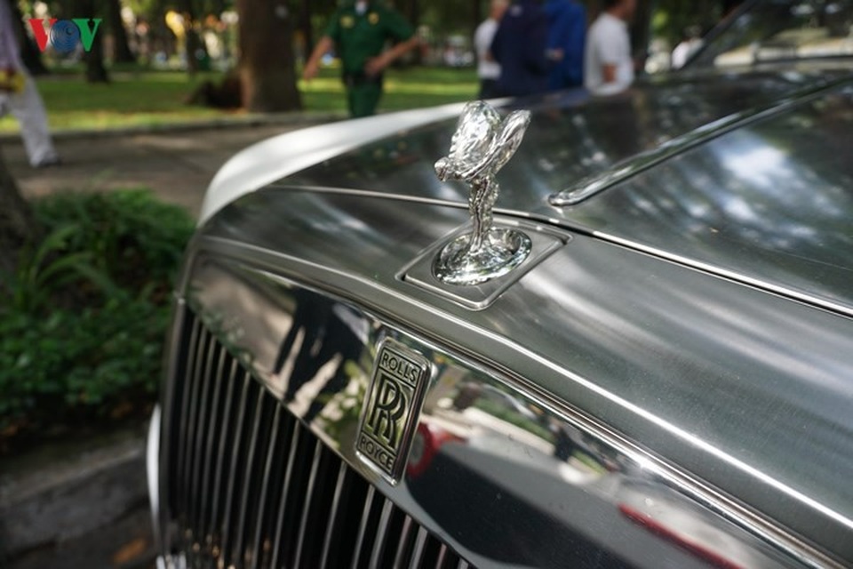 Cận cảnh bộ đôi Rolls-Royce của ông chủ cafe Trung Nguyên - 6
Biểu tượng Spirit Of Ecstasy nằm nổi bật ngay phía đầu xe.