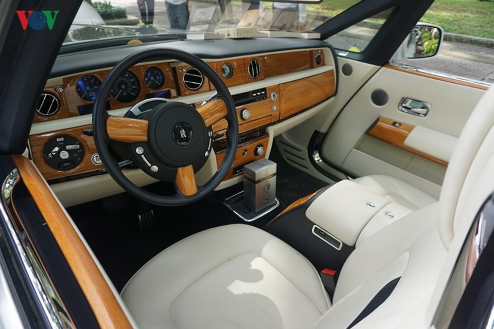 Cận cảnh bộ đôi Rolls-Royce của ông chủ cafe Trung Nguyên - 7
Rolls-Royce Phantom Drophead Coupe là phiên bản 2 cửa mui trần của mẫu Phantom danh tiếng. Ngoài việc sở hữu thêm một mui vải xếp, toàn bộ nội thất quý tộc trên chiếc sedan đều được giữ lại.