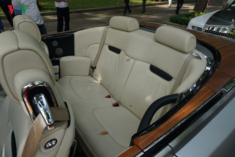 Cận cảnh bộ đôi Rolls-Royce của ông chủ cafe Trung Nguyên - 8
Hàng ghế sau rộng rãi, được bọc da cao cấp.