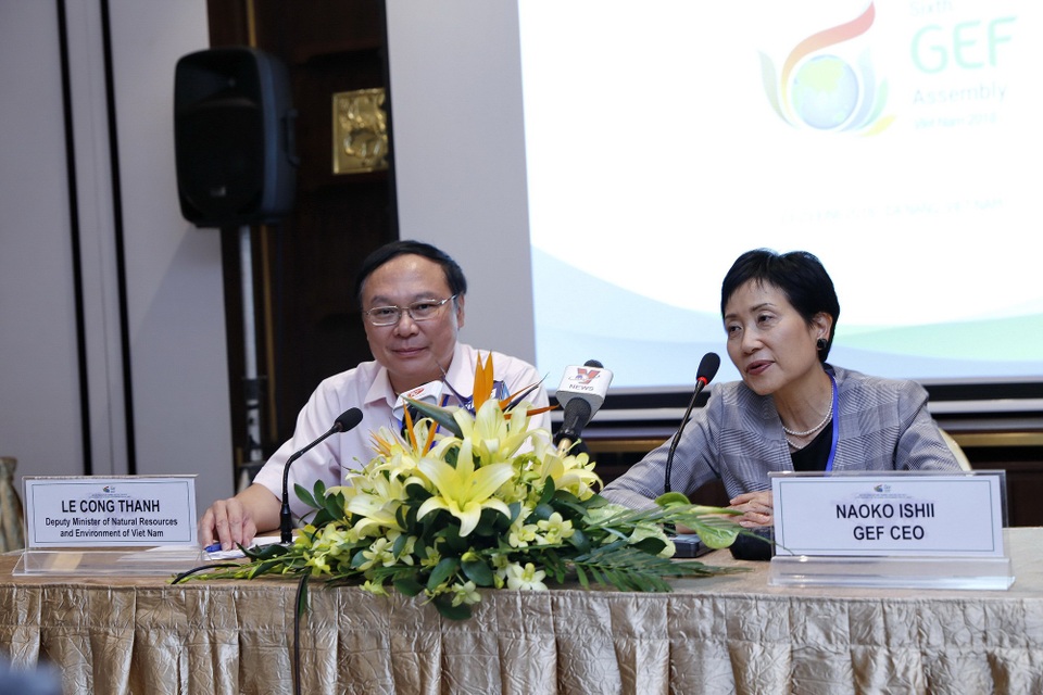 Ấn tượng cam kết của Việt Nam về rác thải nhựa đại dương - 2 Thứ trưởng Lê Công Thành và bà Naoko Ishii - Chủ tịch kiêm Giám đốc điều hành GEF chủ trì họp báo kết quả kỳ họp quan trọng nhất về môi trường toàn cầu năm 2018 - GEF 6