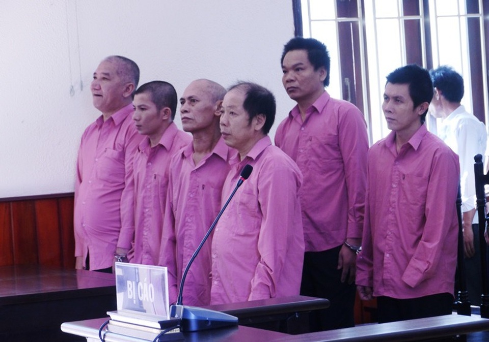 Hoãn xử vụ phá rừng đặc biệt nghiêm trọng - 1 Các bị cáo tại phiên tòa sáng nay (28/6).